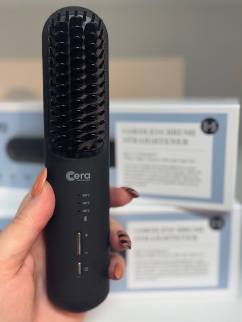 Cera Trådløs Børsteglattejern — din nye reisefavoritt for perfekt hår uansett hvor du er!
Med praktisk Flymodus kan du enkelt ta den med i håndbagasjen. Si farvel til krus, få drømmevolum, lag lekre strandbølger — eller style skjegget ditt på et blunk.